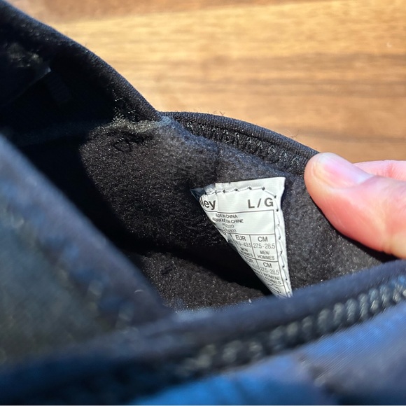 Free with purchase ***EUC Tilley Puff Slippers in Black Size Large Unisex - Picture 2 of 5